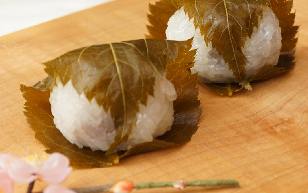 年が明けると、和菓子屋には一足早く春が訪れます